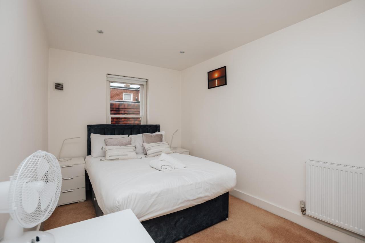Henley Town Centre With Parking Apartment Exterior photo