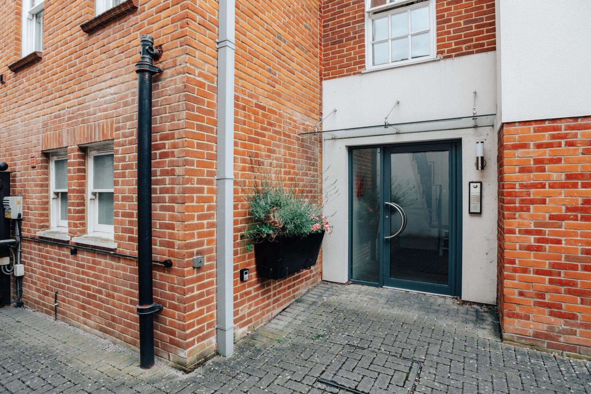Henley Town Centre With Parking Apartment Exterior photo